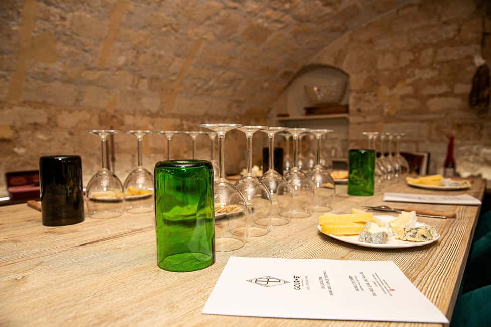 Paris: Wine & Cheese Tasting Master Class Near Eiffel Tower - 5 artisanal cheeses: Pairing that teaches your palate