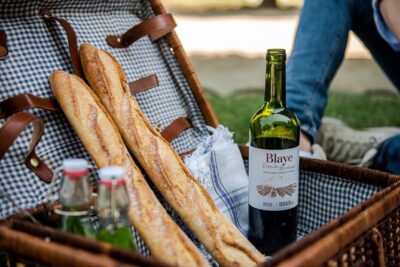 Parisian Romantic Picnic - The easy rhythm: meet, set down, enjoy, then pack away