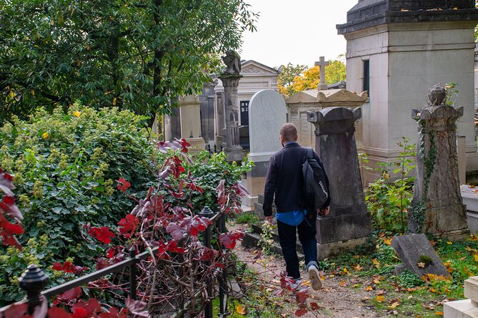Père Lachaise Cemetery Tour: A Stroll Through Immortal History - Molière and La Fontaine: literature beyond the celebrity circuit