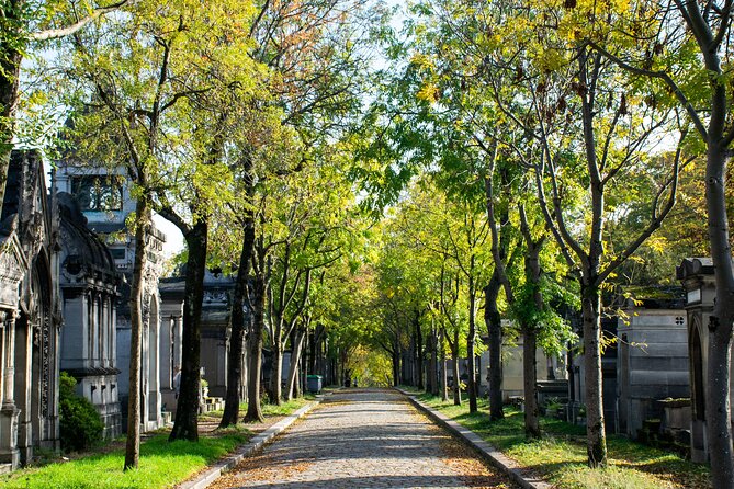 Père Lachaise Cemetery Tour: A Stroll Through Immortal History - Stop 1: Père-Lachaise Cemetery, where the stories start