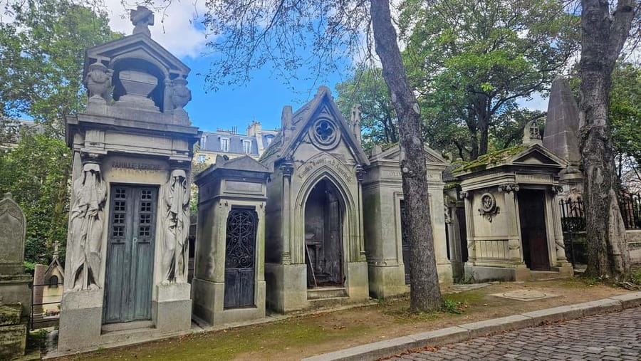 Père Lachaise Cemetery Tour, Tales from the Graves & Crepes - First Steps at Père Lachaise: Easy Start, Instant Atmosphere