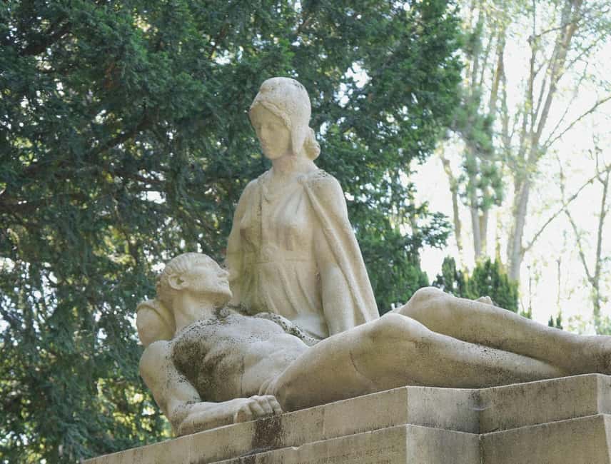 Père Lachaise Cemetery Tour, Tales from the Graves & Crepes - The Crepe Finale at a Traditional Paris Café