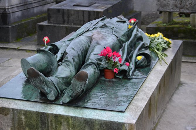 Pere Lachaise Cemetery Walking Tour in Paris - Why Père Lachaise Works Best With a Guide