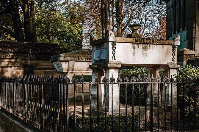 Père Lachaise Cemetery Walking Tour - Semi-Private 12ppl Max - The semi-private 12-person limit and what it changes