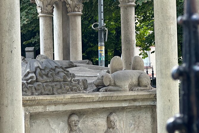 Père Lachaise's Cemetery Celebrities and Ghosts Mystery Tour - Why Père Lachaise works so well for a guided mystery walk