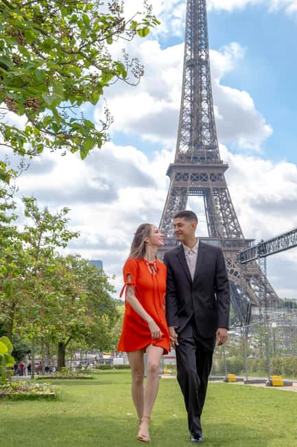 Photo session for couples with flowers around Eiffel tower - Who should book this couples Eiffel Tower photo session