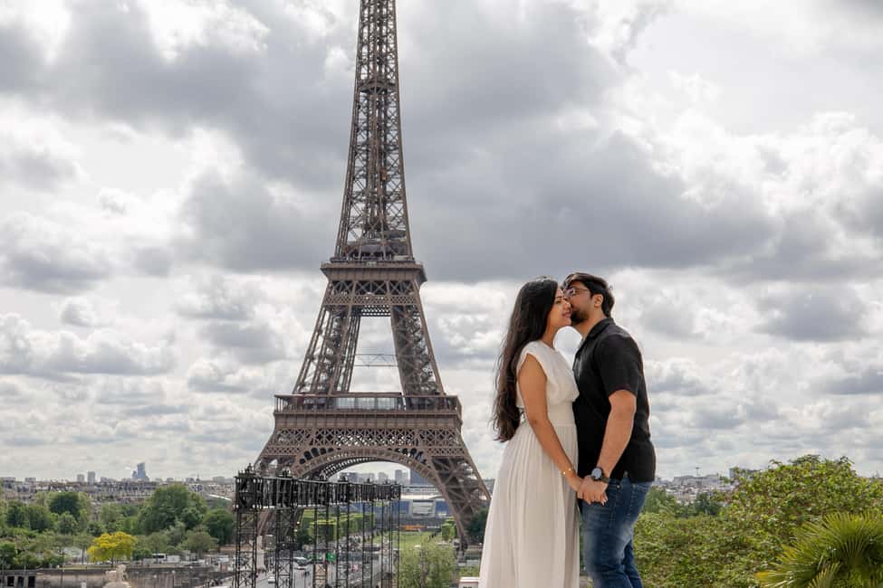 Photo session for couples with flowers around Eiffel tower - Why Trocadéro Puts the Eiffel Tower in Your Frame