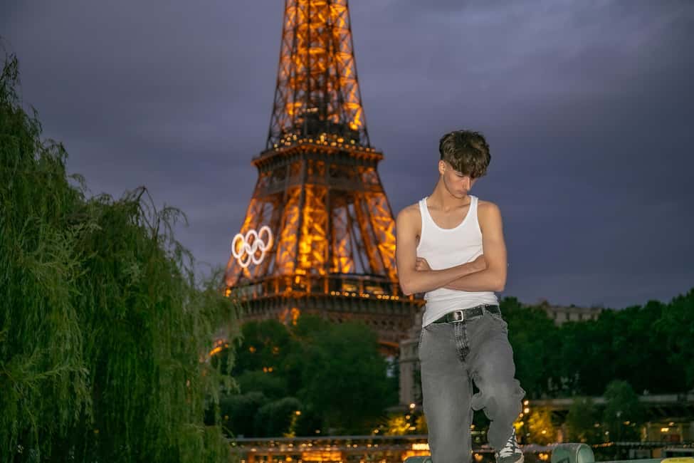 Photo session for couples with flowers around Eiffel tower - Meeting point at the Museum of Architecture steps: start strong