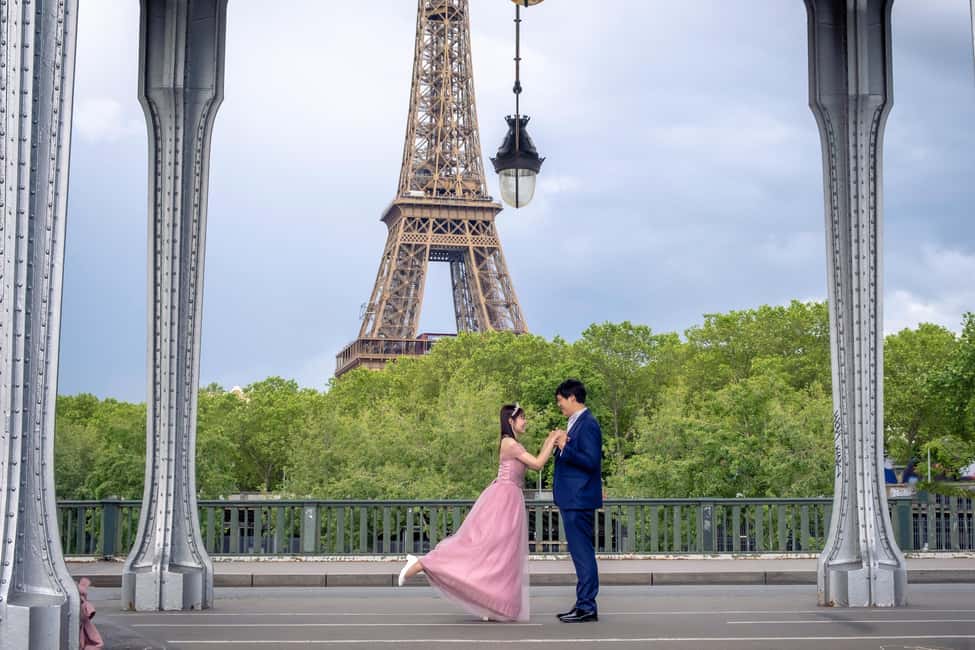 Photo session for couples with flowers around Eiffel tower - How the 1-hour itinerary works around Trocadéro