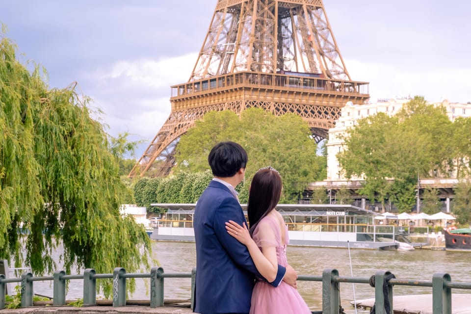 Photo session for couples with flowers around Eiffel tower - Posing help that actually makes sense