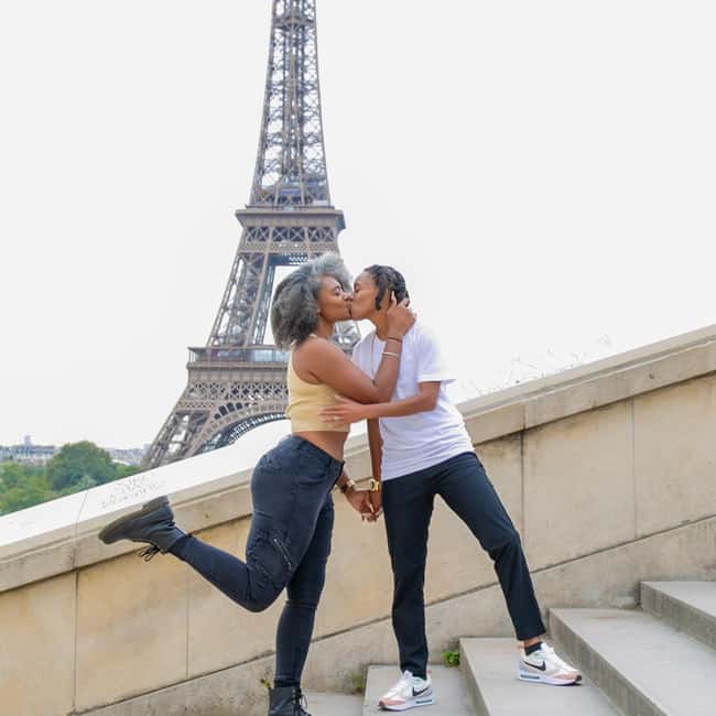 Photo session for couples with flowers around Eiffel tower - Optional bouquet of flowers and a short video reel