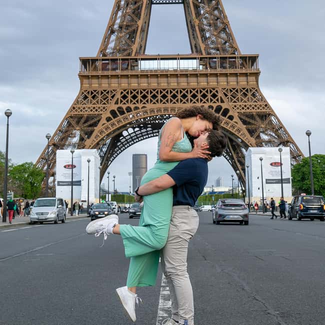 Photo session for couples with flowers around Eiffel tower - The Eiffel Tower angle: why you’ll get more than one good photo