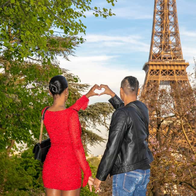 Photo session for couples with flowers around Eiffel tower - Your edited photos after the session
