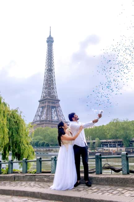 Photo session for couples with flowers around Eiffel tower - Price, timing, and the real value of a 1-hour shoot
