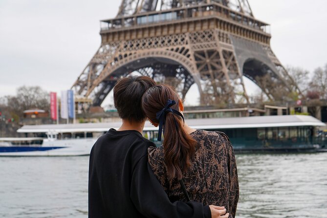 Photo Session in Paris - Photographer at the Eiffel Tower - Phineas and the art of looking natural