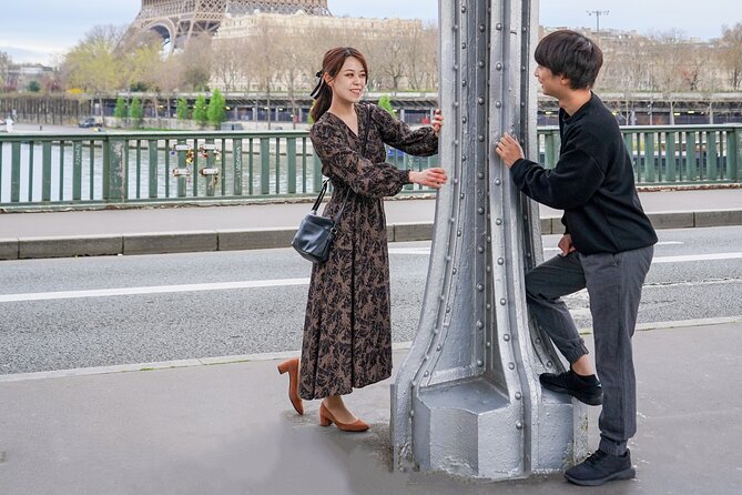 Photo Session in Paris - Photographer at the Eiffel Tower - What you get: the photo package and delivery timeline