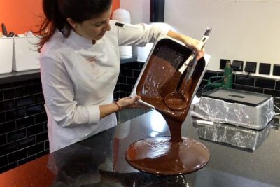 Praliné Rocher Chocolate making class in Paris (collective) - Downstairs technique and upstairs tasting: how the hour is paced