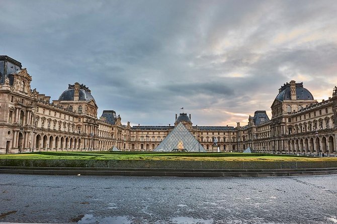 Private 3-hour tour in Louvre Museum with official tour guide - A private 3 hours inside the Louvre with an official guide
