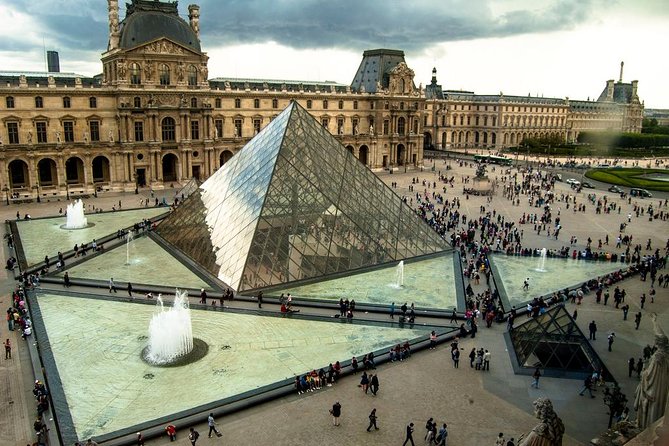 Private 3-hour tour in Louvre Museum with official tour guide - Stop at the Louvre Museum: how the visit feels inside
