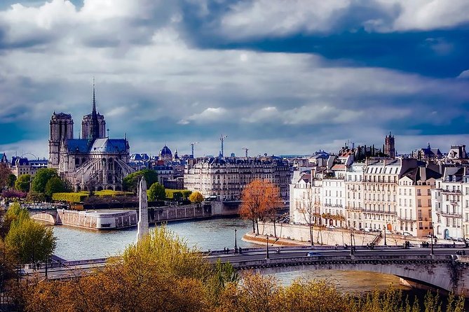 Private 4-hour city tour of Paris with driver and official guide - How this private 4-hour format works (and why it feels different)