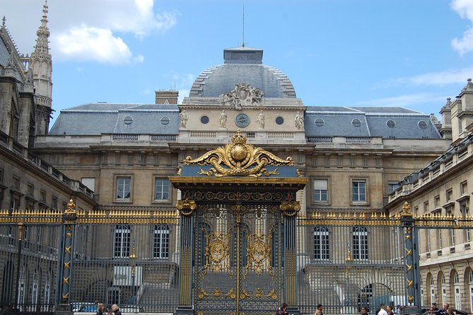 Private 4-hour city tour of Paris with driver and official guide - Arc de Triomphe + smart street views (and the waiting game)