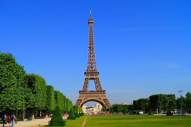 Private 4-hour city tour of Paris with driver and official guide - Montmartre and Moulin Rouge: street-level Paris in one rotation