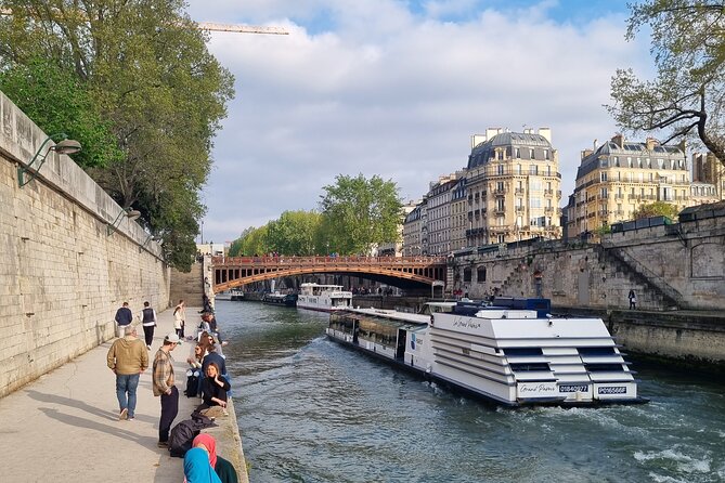 Private and authentic tour of the Latin Quarter (Paris) - Quais de la Seine: quieter walking and book sellers