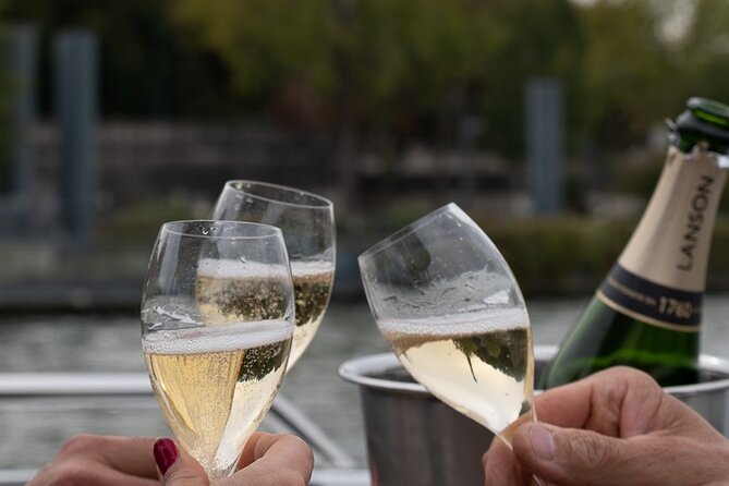 Private Boat Trip in Paris - Price and value: how to judge $138.34 per person fairly