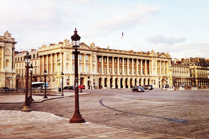 Private car with a driver in Paris 4-6 persons - The group size sweet spot: up to 6 in one car