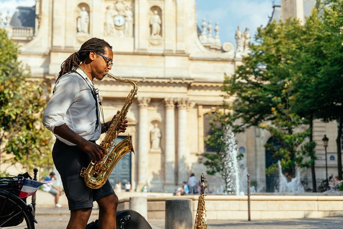 Private City Kickstart Tour: Paris - Walking past the Louvre and ending at Place du Carrousel