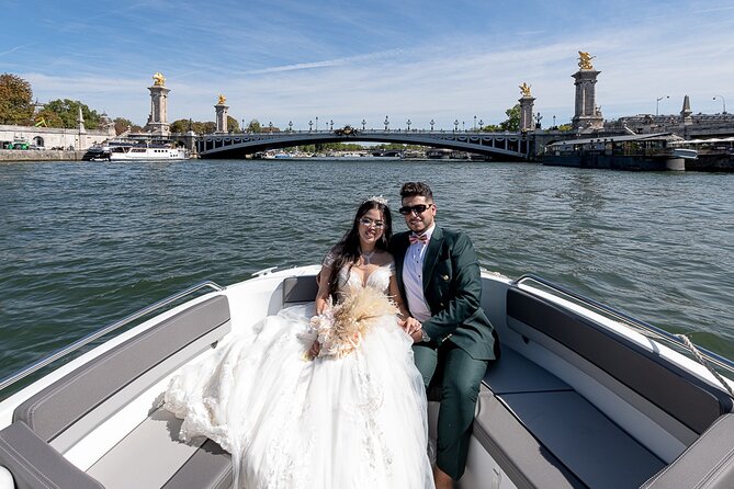 Private Cruise to Discover Paris - Classic crossings: Pont des Arts and Pont Neuf