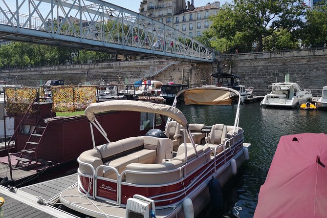 Private cruise with Paris water way - Pont Neuf: the oldest existing bridge and your first big bridge underpass moment