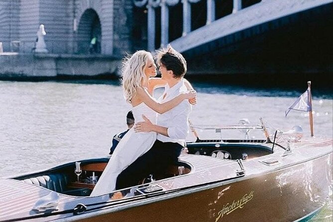 Private Cruises in the Heart of Paris - Champagne and macaroons: why the onboard extras matter