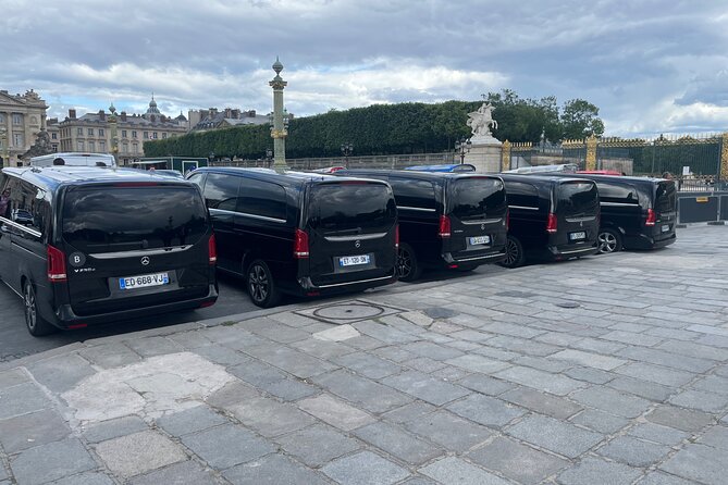 Private Driver Airport Paris - Inside the car: WiFi, A/C, cold drinks, and phone charging