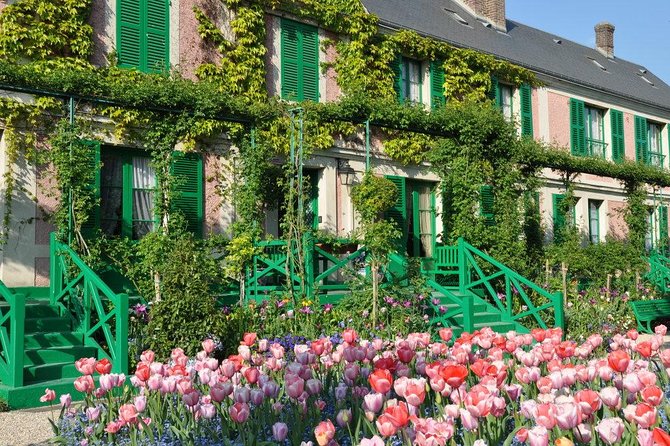 Private Giverny & Versailles Day Trip with Lunch & Hotel Transfers from Paris - The Musical Fountain Show: when it’s included and what to expect