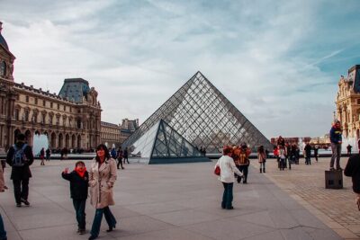 Private Guided Tour of Louvre Museum - Stop 1: The Louvre Itself and How the Guide Sets the Tone