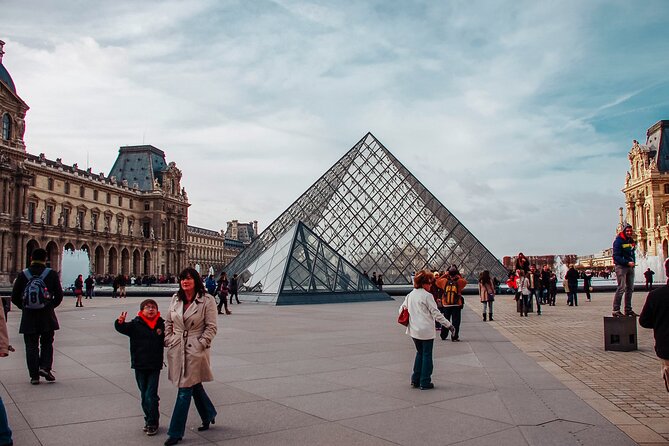 Private Guided Tour of Louvre Museum - Stop 1: The Louvre Itself and How the Guide Sets the Tone