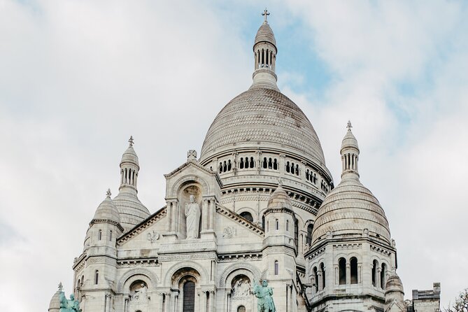Private Guided Tour of Paris in a Vintage Land Rover - Stop 3: Le Mur des Je t’aime with 612 tiles in 250 languages