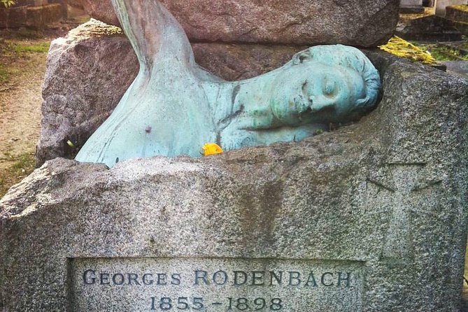 Private Guided Tour to Père Lachaise Cemetery in Paris - Shoes, fitness, and how to be comfortable on the route