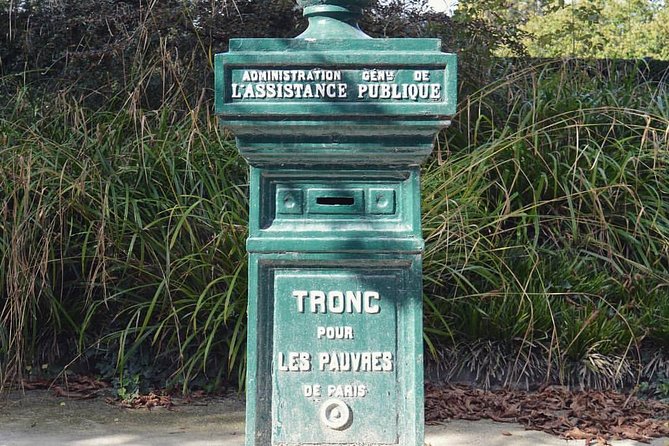 Private Guided Tour to Père Lachaise Cemetery in Paris - The guide experience: what you can expect from Claudia-style storytelling