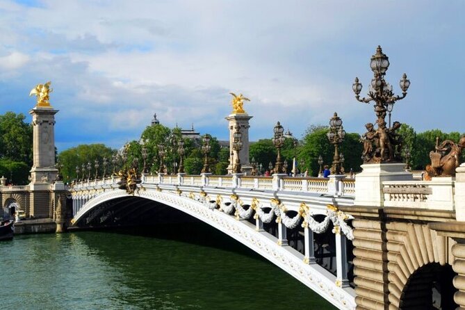 Private Highlights of Paris Tuk-Tuk Experience - Eiffel Tower stop: 10 minutes for photos, not a full visit
