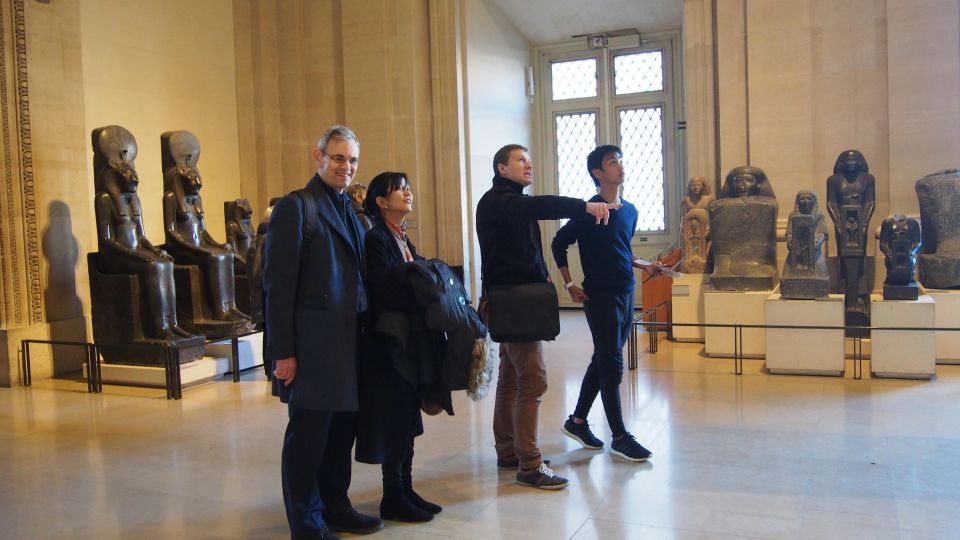Private Louvre Tour for Teenagers - First steps at the Louvre: meeting by Louis XIV