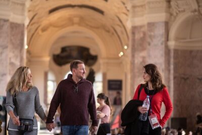 Private night tour at the Louvre - Meeting in Cour Napoléon: the one place you must find first