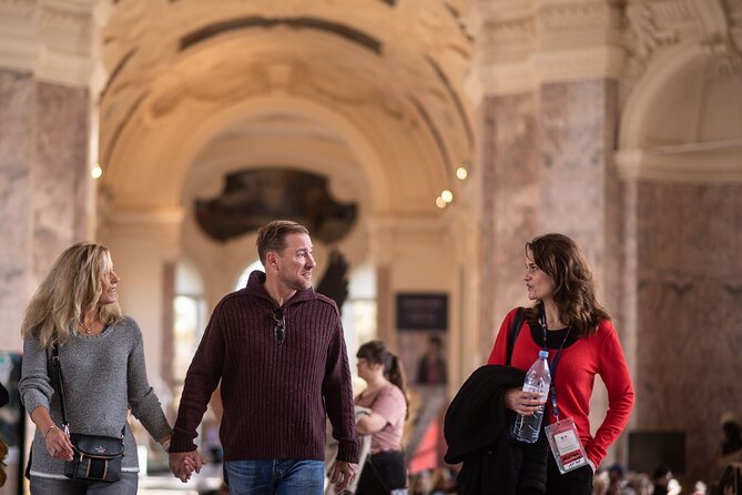 Private night tour at the Louvre - Meeting in Cour Napoléon: the one place you must find first