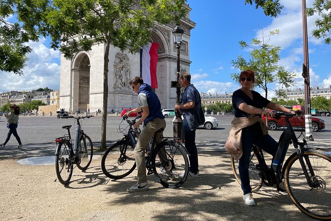 Private Paris E-bike city highlights tour - Louvre-area viewing plus the Champs-Élysées by bike