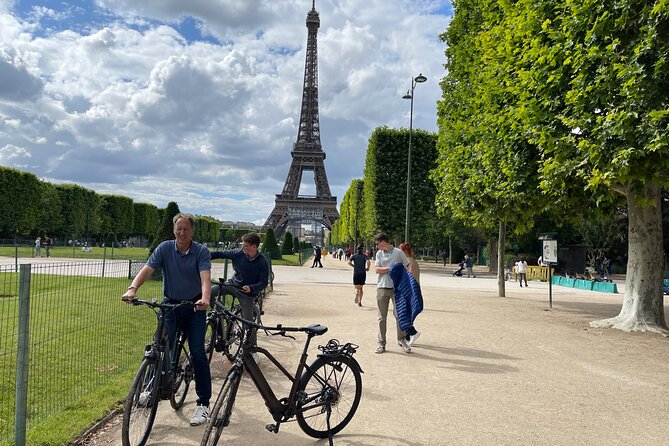 Private Paris E-bike city highlights tour - Arc de Triomphe and Eiffel Tower: two quick stops that change your mental map