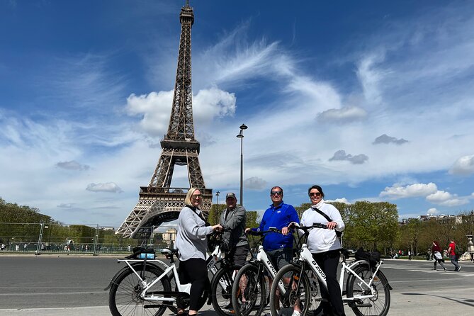 Private Paris E-bike city highlights tour - The guide and the private-group advantage: less waiting, more flow
