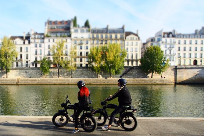 Private Paris electric bike ride with video - Eiffel Tower, Invalides, Grand Palais, Concorde: quick passes with real context