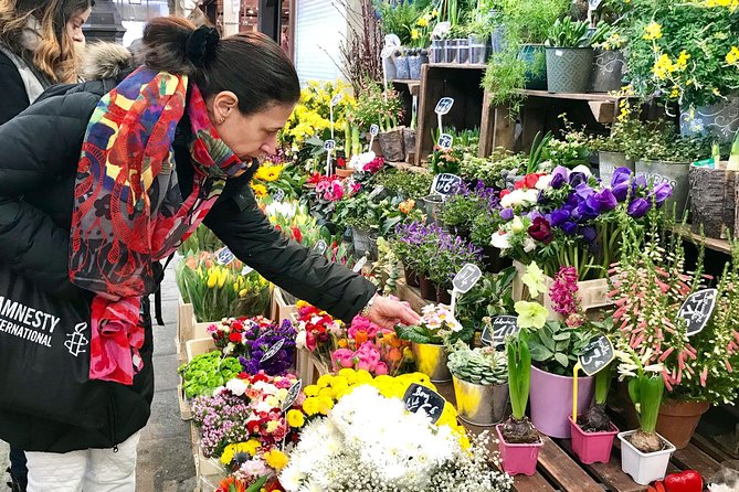 Private Paris Marche d'Aligre Walking Tour with Tastings - Laurence the guide: how a private tour keeps the morning flexible