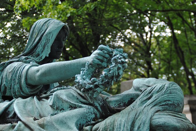 Private Père Lachaise Cemetery Walking Tour - Why Père Lachaise works best with a guide